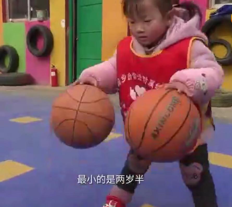 零基础幼儿篮球教学_幼儿篮球基础训练教案_幼儿园练篮球技巧